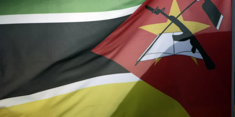 Sobe para 98 o número de mortos em naufrágio em Moçambique