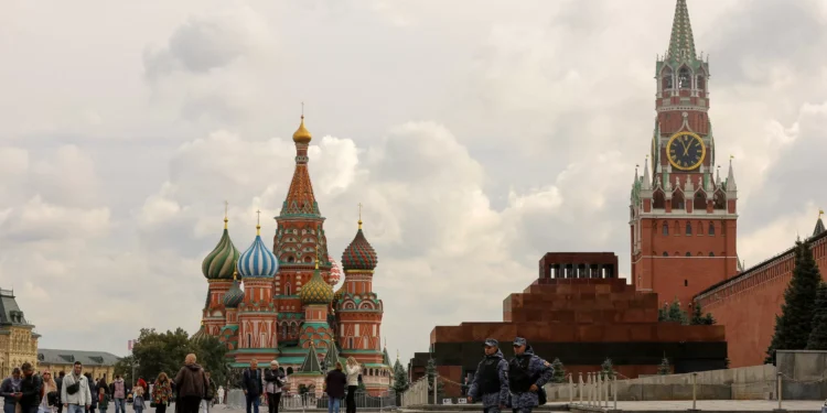 Novo chefe da Marinha russa visita a China