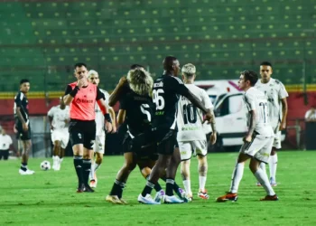 Desafio dos MCs tem briga entre MC Hariel e Xurrasco; veja a confusão