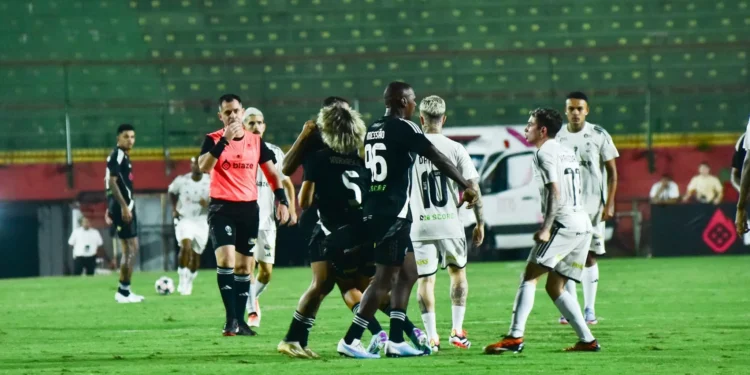 Desafio dos MCs tem briga entre MC Hariel e Xurrasco; veja a confusão