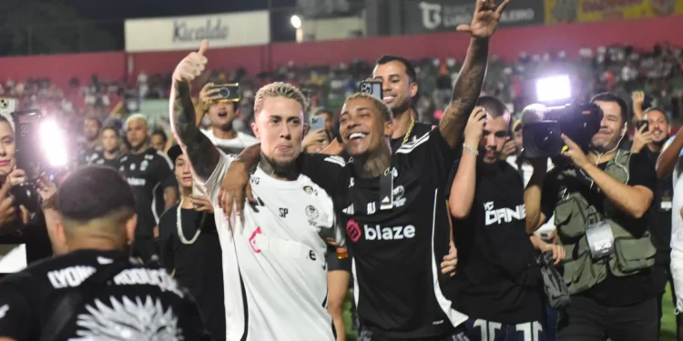 Desafio dos MCs reúne funkeiros e trappers para jogo no Canindé, em SP