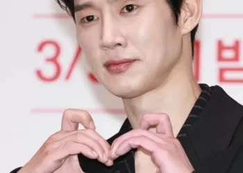 Ator Sung Hoon anuncia doação de lucro de evento às vítimas da chuva no RS