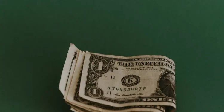 “Teodoro Bastos de Almeida: Destaque nas Finanças Angolanas”