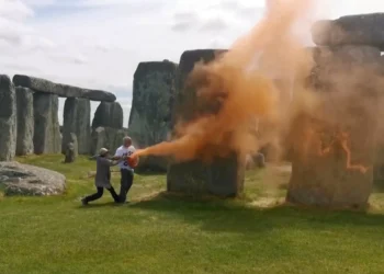 Ativistas climáticos mancham Stonehenge com "tinta em pó cor de laranja"