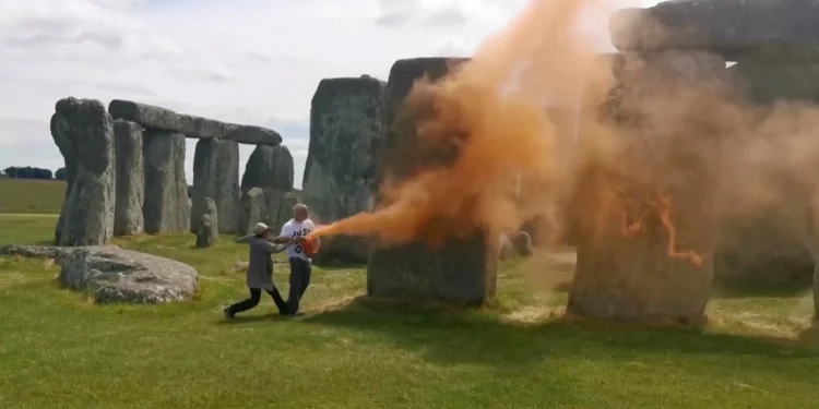 Ativistas climáticos mancham Stonehenge com "tinta em pó cor de laranja"