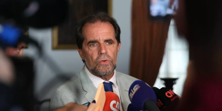 Albuquerque diz esperar que oposição coloque interesses da Madeira acima dos partidários