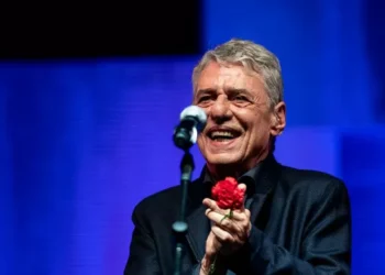 Chico Buarque, 80, ajuda a sobreviver, diz Mônica Salmaso, intérprete do compositor