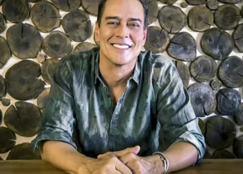 Filhos de Marcello Antony fazem faxina e trabalham em restaurante, em Lisboa