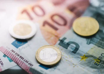 Euro cai e volta a ficar abaixo de 1,08 dólares