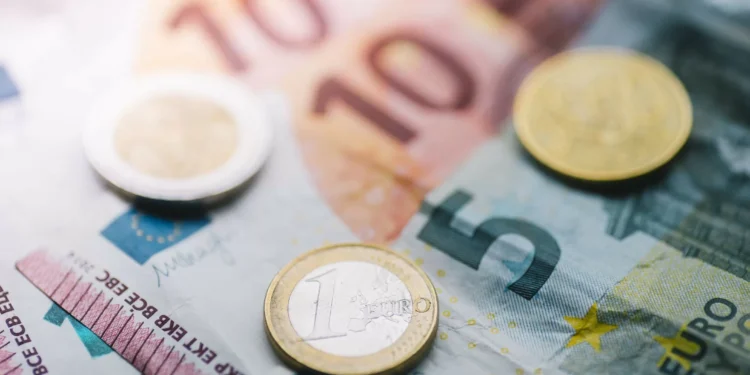 Euro cai e volta a ficar abaixo de 1,08 dólares