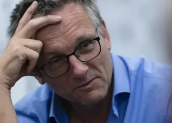 Estrela de TV do Reino Unido some após sair para passeio em ilha grega