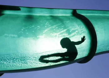 Menino de quatro anos morre após afogar-se num parque aquático em Espanha