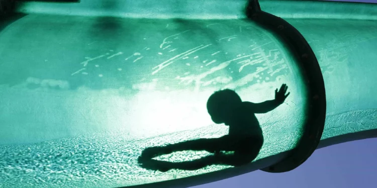 Menino de quatro anos morre após afogar-se num parque aquático em Espanha