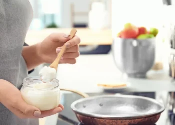 Será que o óleo de coco é a gordura mais saudável? Dietista esclarece