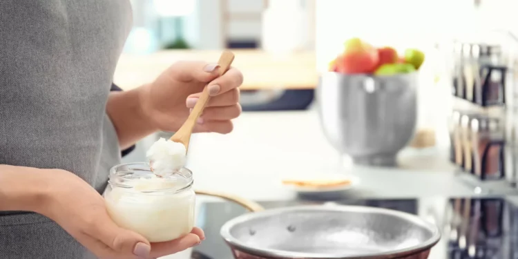 Será que o óleo de coco é a gordura mais saudável? Dietista esclarece