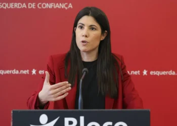 Mortágua acusa Governo de “aproveitar a boleia” do PS para “ganhar elogio” do Chega