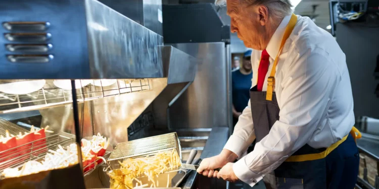 Prometeu e cumpriu. Trump trabalhou no McDonald’s e há (muitas) imagens