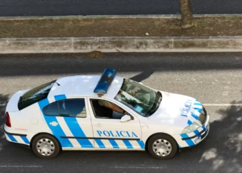 Jovem de 19 anos detido após incendiar caixote do lixo na Amadora