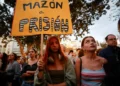 “Na prisão”. Após inundações, milhares protestam contra Mazón e Sánchez