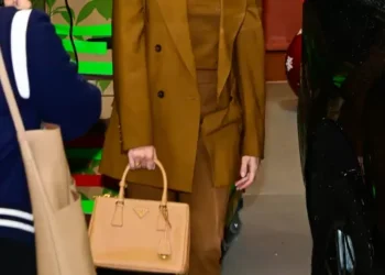 Scarlett Johansson impressiona com look sofisticado em talk show