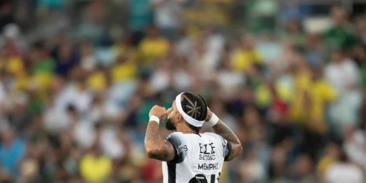 Memphis celebra Corinthians fora da zona e afirma: “Orgulhoso desse time”