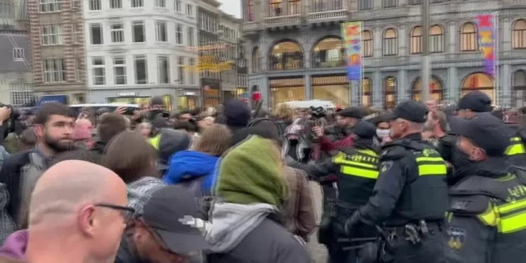 Polícia holandesa interrompe manifestação pró-palestina após ataques a torcedores israelenses