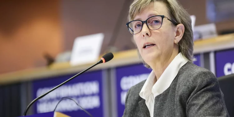 Maria Luís Albuquerque quer contrariar perda de competitividade da UE