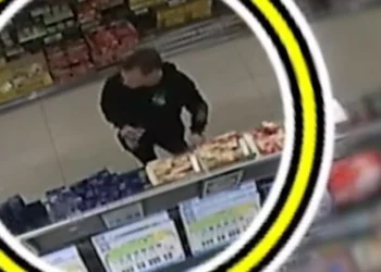 Vídeo mostra agente da polícia britânico a furtar comida no Lidl