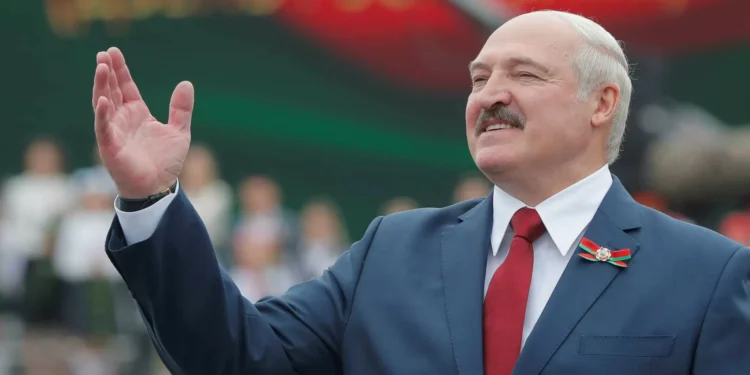 Lukashenko perdoa 20 dissidentes, mas ativistas alertam para repressão