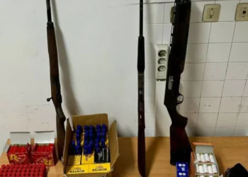 Suspeito ameaça esposa e dispara junto a filhos menores. Tinha 4 armas