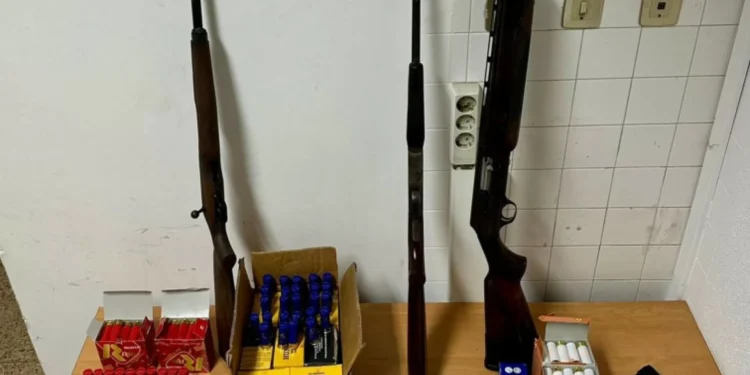 Suspeito ameaça esposa e dispara junto a filhos menores. Tinha 4 armas