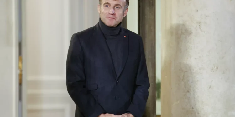 Macron procura pacto entre moderados antes de nomear primeiro-ministro