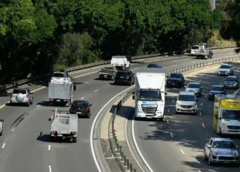 Tenta parar trânsito em Sydney com faca e morre a caminho do hospital