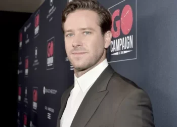 Armie Hammer, excluído de Hollywood, diz estar com agenda cheia