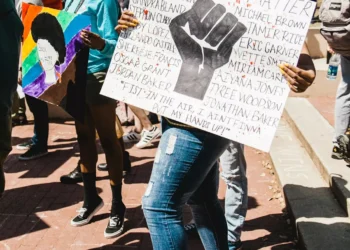 “Desmistificando a Política: Verdades e Mitos em 10 Palavras”