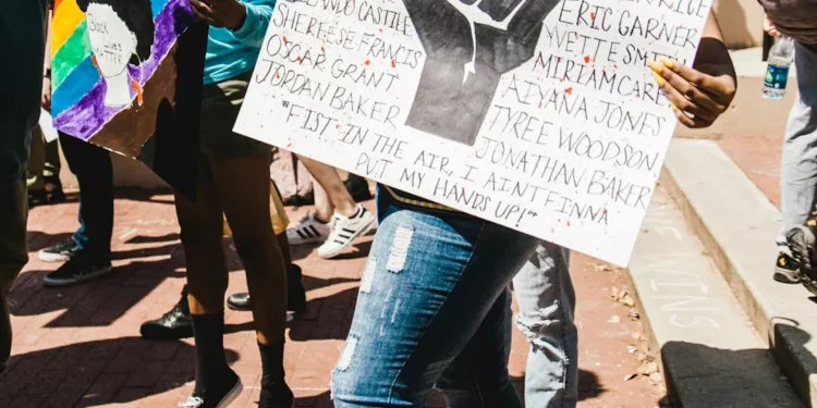 “Desmistificando a Política: Verdades e Mitos em 10 Palavras”