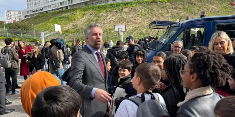 Montenegro já devia ter esclarecido polémica de empresa familiar, diz Pedro Nuno Santos