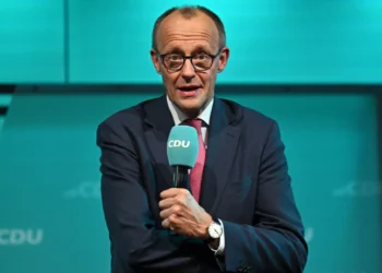 França quer relançar parceria franco-alemã com o futuro chanceler alemão