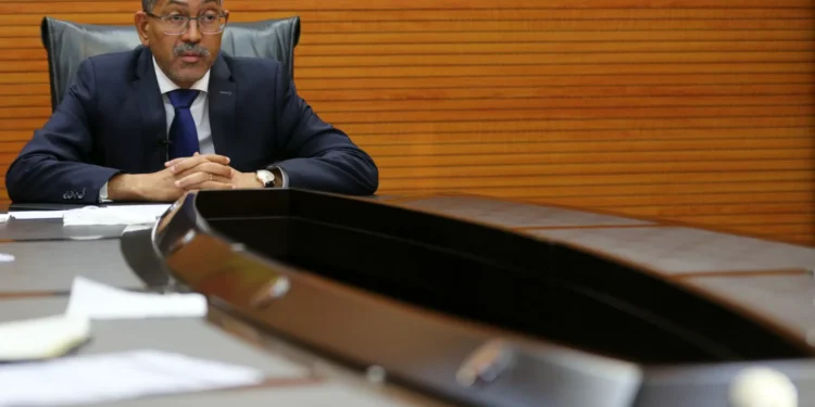 Ministro angolano preocupado com queda de preços dos diamantes