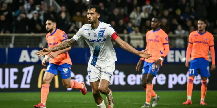 Marseille vacila em Auxerre na perseguição ao líder destacado PSG