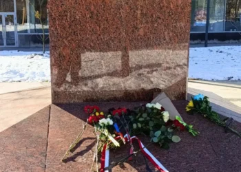 Russos arriscam prisão ao deixarem flores junto a monumento ucraniano