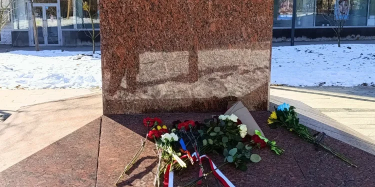 Russos arriscam prisão ao deixarem flores junto a monumento ucraniano