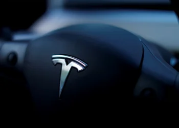 Ações da Tesla perdem mais de 7% após queda das vendas na Europa