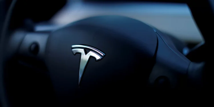 Ações da Tesla perdem mais de 7% após queda das vendas na Europa