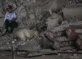 Após abalo, sismo deixa rasto de destruição. Veja as imagens
