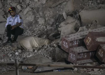 Após abalo, sismo deixa rasto de destruição. Veja as imagens