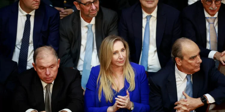 Governo argentino nega futura desvalorização do peso enquanto aguarda FMI