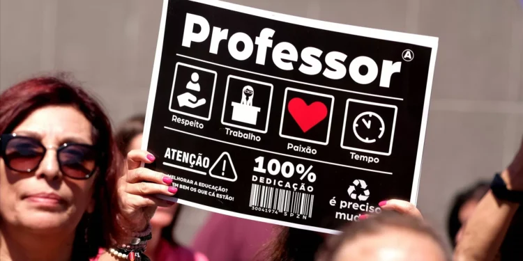 Parlamento aprova regime de compensação para professores deslocados