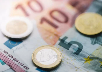 Euro sobe e regressa aos 1,08 dólares