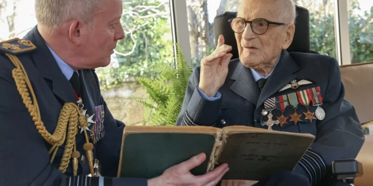 Morreu o último piloto que defendeu Reino Unido dos nazis. Tinha 105 anos